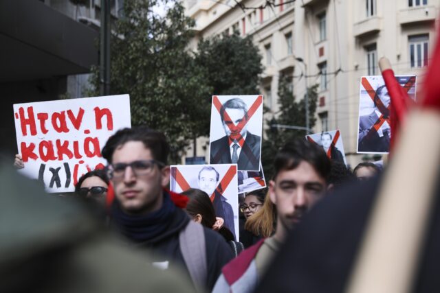 Επεισόδια στο Σύνταγμα στο περιθώριο των απεργιακών κινητοποιήσεων για τα Τέμπη [ΒΙΝΤΕΟ]