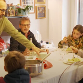 Ο Andrea κι ο Dario, ένα γκέι ζευγάρι Καθολικών, μεγαλώνουν μαζί τρία παιδιά