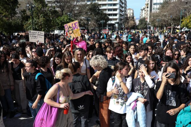Καλλιτεχνικά σχολεία στο Σύνταγμα για τα θύματα της τραγωδίας στα Τέμπη [ΒΙΝΤΕΟ]