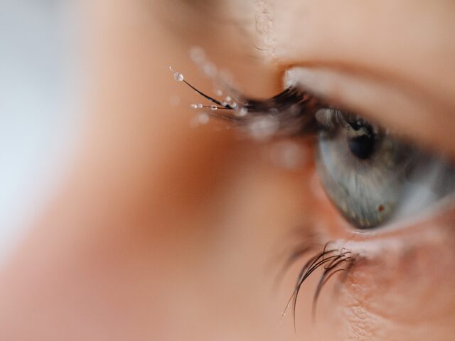 ΕΟΦ: Προσοχή για σταγόνες ματιών που κυκλοφορούν διαδικτυακά