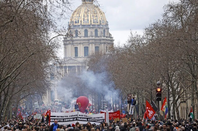 Η γαλλική κυβέρνηση αντιμέτωπη με προτάσεις μομφής και διαδηλώσεις για το συνταξιοδοτικό