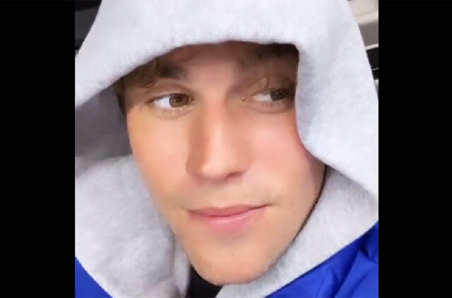 Ο Τζάστιν Μπίμπερ χαμογελά και πάλι, μετά την μερική παράλυση του προσώπου του