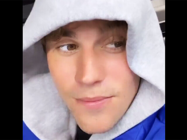 Ο Τζάστιν Μπίμπερ χαμογελά και πάλι, μετά την μερική παράλυση του προσώπου του