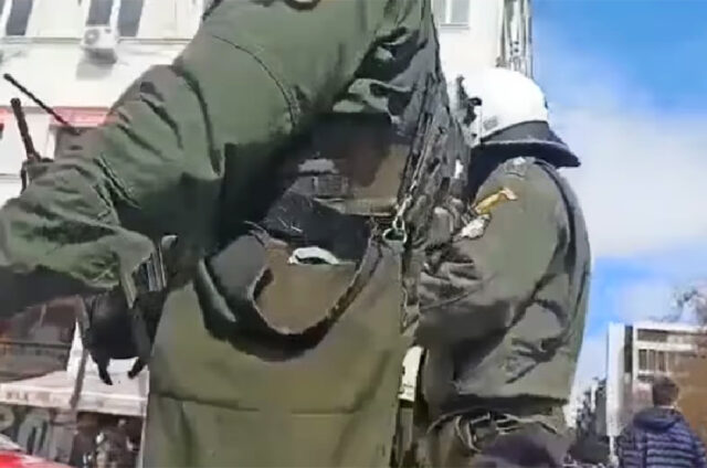 “Μήτσο μην κλαις και αν πάτησες κανέναν δεν πειράζει” – Νέο βίντεο από τη συγκέντρωση στο Σύνταγμα με συνομιλίες των ΜΑΤ