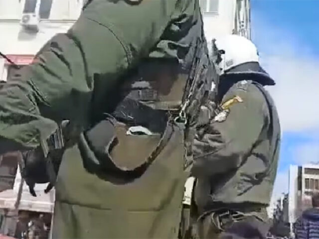 “Μήτσο μην κλαις και αν πάτησες κανέναν δεν πειράζει” – Νέο βίντεο από τη συγκέντρωση στο Σύνταγμα με συνομιλίες των ΜΑΤ