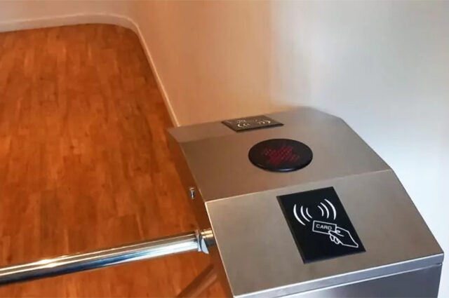 Πάτρα: Τουαλέτα σε εκκλησία επί πληρωμή και με περιστρεφόμενη μπάρα