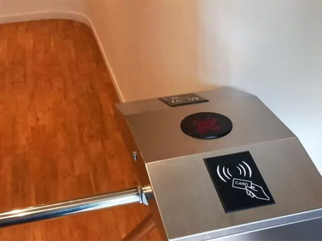 Πάτρα: Τουαλέτα σε εκκλησία επί πληρωμή και με περιστρεφόμενη μπάρα