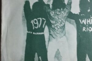 Στις 18 Μαρτίου του 1977 κυκλοφορεί το “White Riot”, το πρώτο single των Clash