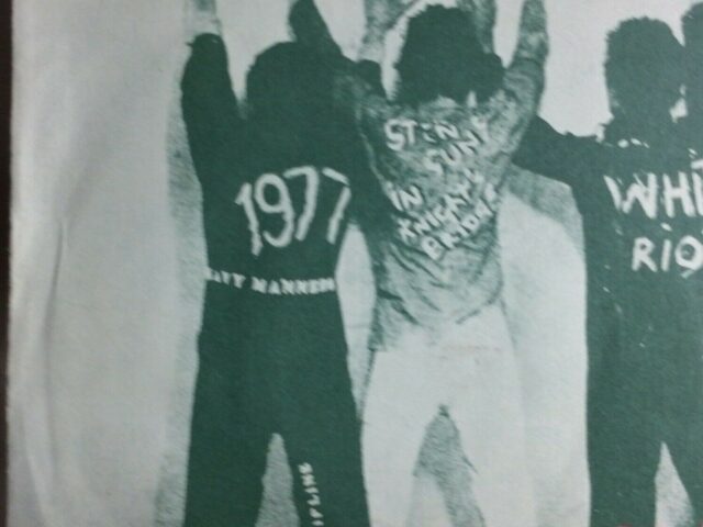 Στις 18 Μαρτίου του 1977 κυκλοφορεί το “White Riot”, το πρώτο single των Clash