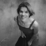 Η Monika μας προσκαλεί στο Fuzz Club για ένα cinematic pop ταξίδι γεμάτο συγκίνηση και ρυθμό