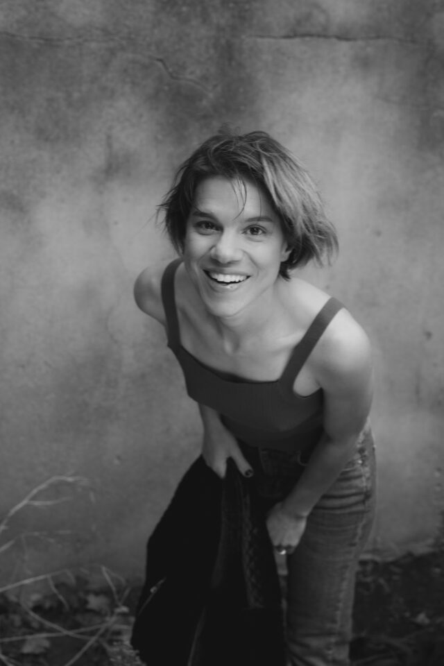 Η Monika μας προσκαλεί στο Fuzz Club για ένα cinematic pop ταξίδι γεμάτο συγκίνηση και ρυθμό