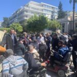 Άντρες των ΟΠΚΕ κατά ΑμΕΑ στην πανελλαδική διαμαρτυρία τους έξω από το Μαξίμου