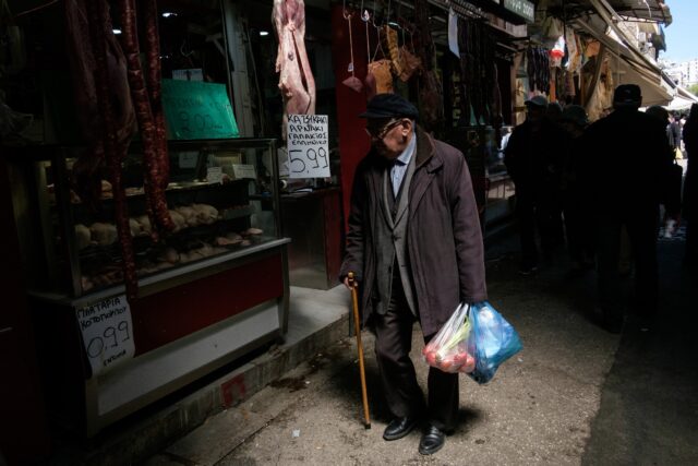 «Πρεμιέρα» για το «Καλάθι του Πάσχα» – Θα περιλαμβάνει αμνοερίφια, τσουρέκι και σοκολατένια αυγά