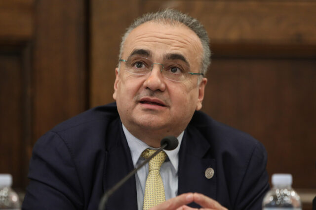 Πρόσκληση Βερβεσού στους πέντε πρώην προέδρους του ΔΣΑ για τη λειτουργία των Ανεξάρτητων Αρχών