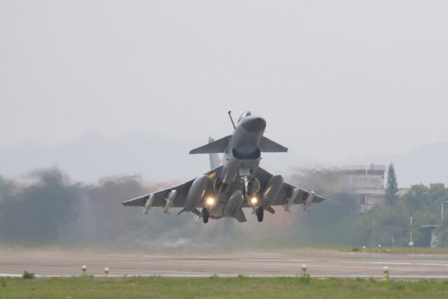 Η Ταϊβάν λέει πως εννέα πολεμικά πλοία και 26 στρατιωτικά αεροσκάφη της Κίνας παραμένουν γύρω από τη νήσο