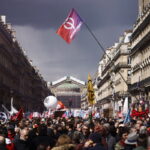 «Ντου» διαδηλωτών με καπνογόνα στα γραφεία της Louis Vuitton στο Παρίσι [ΒΙΝΤΕΟ]