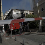 Κατέρρευσε τμήμα της οροφής του εγκαταλελειμμένου κτιρίου που πήρε φωτιά στην Αιόλου