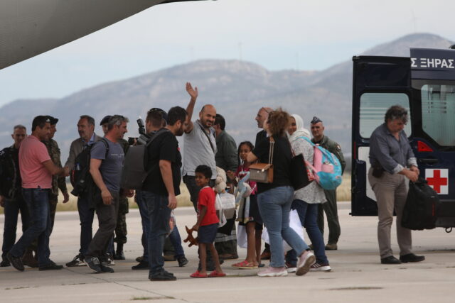 Έφτασαν στην Ελευσίνα τα πρώτα 17 άτομα από το Σουδάν