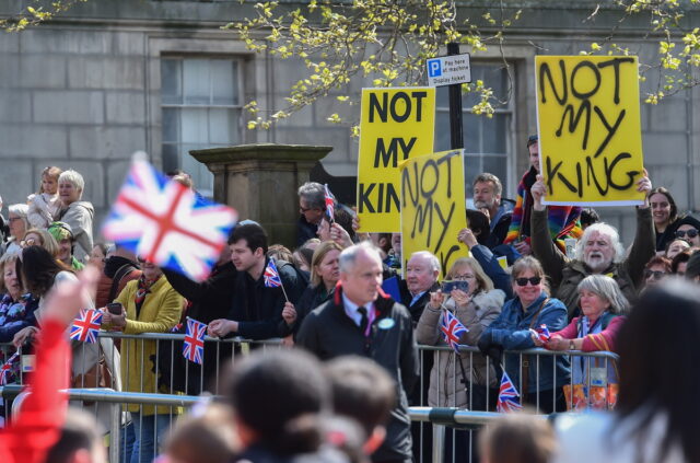 Οι αντίπαλοι της μοναρχίας σχεδιάζουν τη μεγαλύτερη κινητοποίησή τους την ημέρα της στέψης του βασιλιά Καρόλου