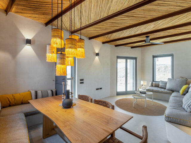 Ένα πέτρινο κελί στη Σέριφο μετατράπηκε σε εξοχική κατοικία με θέα στη θάλασσα