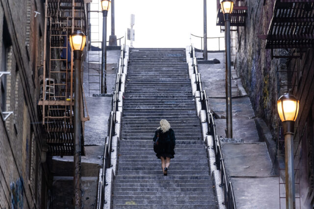 Η Lady Gaga στα διάσημα σκαλιά του Μπρονξ για τα γυρίσματα του «Joker: Folie à Deux» [ΒΙΝΤΕΟ]