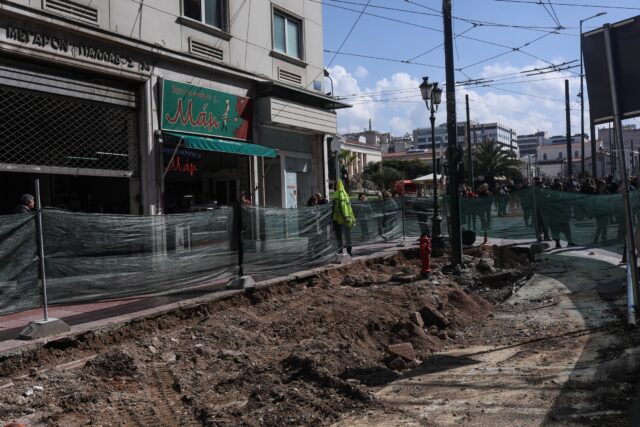 «Μεγάλος Περίπατος»: «Ξηλώνονται» οι φοίνικες από την Πανεπιστημίου