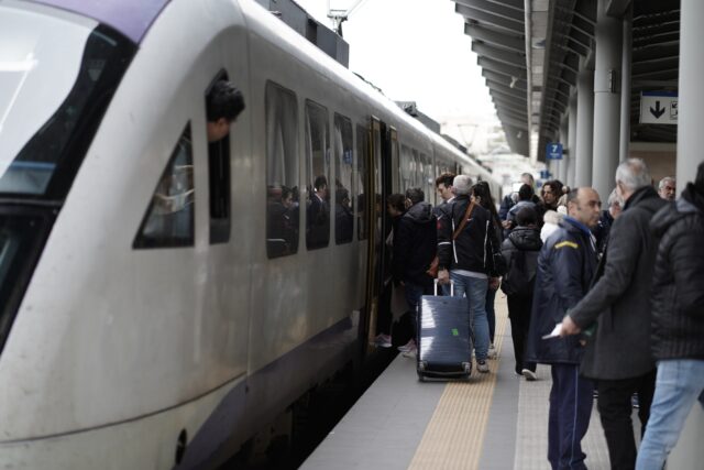Χωρίς ρεύμα έμεινε για μισή ώρα το τρένο Intercity στη Λάρισα