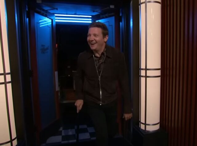 Ο Τζέρεμι Ρένερ εμφανίστηκε χορεύοντας με μπαστούνι στο πλατό του Τζίμι Κίμελ [ΒΙΝΤΕΟ]