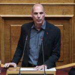 Συνελήφθη ακόμη ένα άτομο για την επίθεση κατά του Γ. Βαρουφάκη στα Εξάρχεια