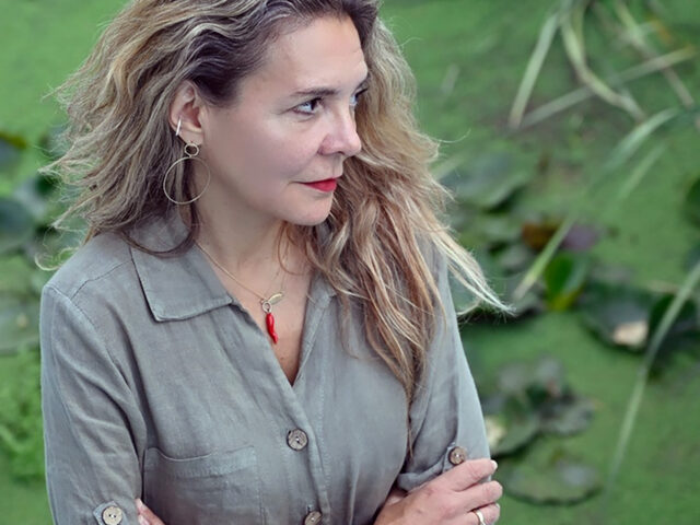 Αμάντα Μιχαλοπούλου: «Γιατί είναι προσβλητικό να χρησιμοποιούμε τη λέξη χοντρός; Δεν είναι πιο προσβλητικό να θεωρούμε ότι είναι προσβλητικό;»