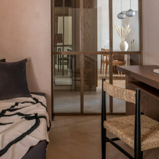 Ξύλινες κατασκευές και γήινοι τόνοι, σε ένα διαμέρισμα 96τ.μ. στο κέντρο της Θεσσαλονίκης