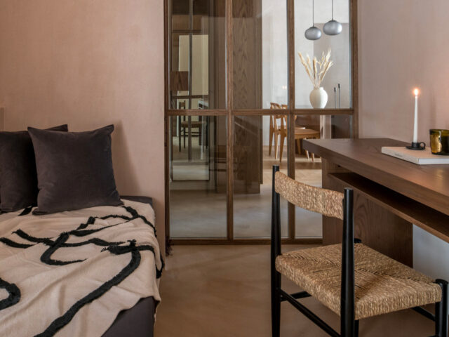 Ξύλινες κατασκευές και γήινοι τόνοι, σε ένα διαμέρισμα 96τ.μ. στο κέντρο της Θεσσαλονίκης