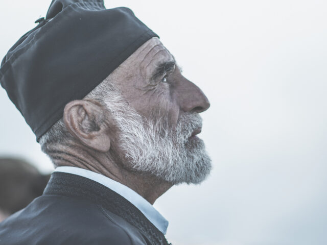 Ο Παπα-Γιάννης της Σίφνου μεγαλώνει τα κηπευτικά του με τραγούδι και θυμίζει ότι το νόημα της Ανάστασης είναι «να μην τρώμε ανθρώποι»