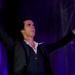 Ο Νικ Κέιβ θα παραστεί την επικείμενη στέψη του Βασιλιά Καρόλου Γ, γιατί έχει «μία ανεξήγητη συναισθηματική σύνδεση με τη βασιλική οικογένεια»