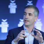 Χαμός στο Twitter με τον Κώστα Μπακογιάννη που «ανακάλυψε» την Πολιτεία του Πλάτωνα στον Κολωνό