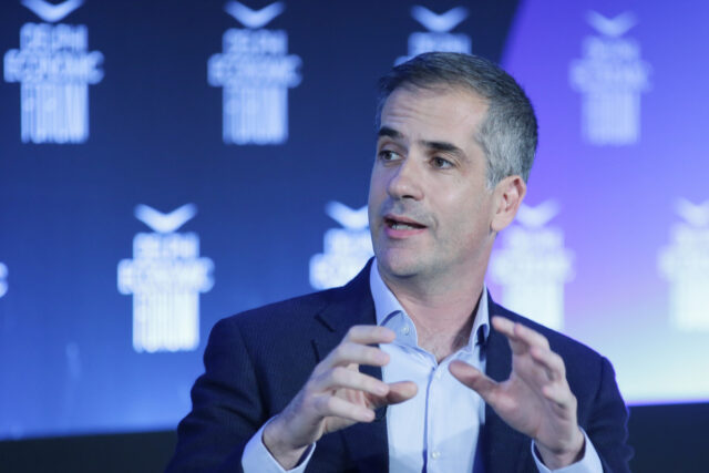 Χαμός στο Twitter με τον Κώστα Μπακογιάννη που «ανακάλυψε» την Πολιτεία του Πλάτωνα στον Κολωνό