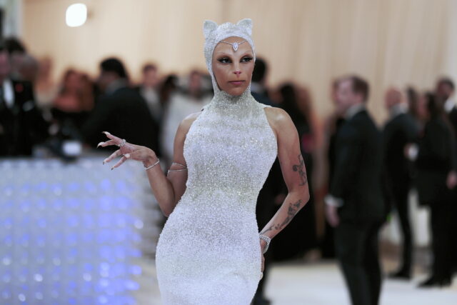Η Doja Cat εμφανίστηκε στο Met Gala ντυμένη ως η γάτα του Καρλ Λάγκερφελντ