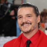 Πέδρο Πασκάλ: O πιο περιζήτητος «daddy» του παγκόσμιου Internet φόρεσε σορτσάκι στο Met Gala και έκλεψε τις εντυπώσεις