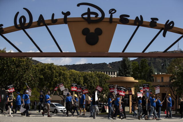 Χόλιγουντ: Ελίζαμπεθ Όλσεν και Αμάντα Σάιφρεντ εκφράζουν τη στήριξή τους στους απεργούς σεναριογράφους