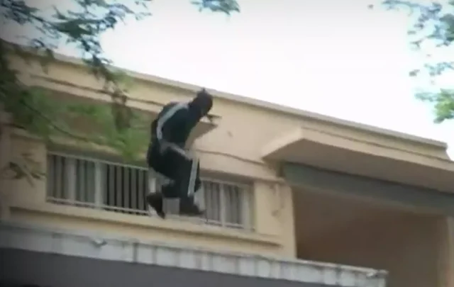 Ελεύθεροι οι δυο νεαροί που προκάλεσαν φωτιά και πηδούσαν από ταράτσα σε ταράτσα