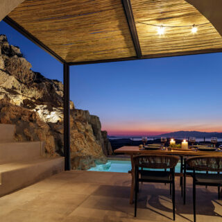 Με θέα το Λυβικό, μια διπλή κατοικία με εμβληματικό σχεδιασμό και αναφορές στην κρητική αρχιτεκτονική