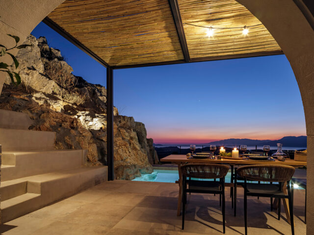 Με θέα το Λυβικό, μια διπλή κατοικία με εμβληματικό σχεδιασμό και αναφορές στην κρητική αρχιτεκτονική