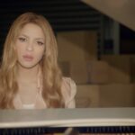 Η Σακίρα τραγουδάει παρέα με τους γιους της στο βίντεο για το νέο της τραγούδι «Acrostico»