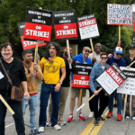 Το cast του «Ted Lasso» στο πλευρό των απεργών σεναριογράφων του Χόλιγουντ