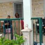 Στη βεράντα του ζει ο ανάπηρος ηλικιωμένος που του έκαναν έξωση στη Χαλκιδική