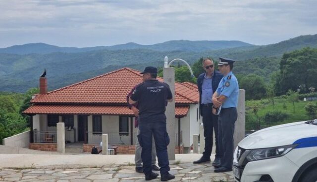 Γυναικοκτονία στη Χαλκιδική: «Το παιδί βρέθηκε δίπλα στη μητέρα του» λέει ο γιατρός