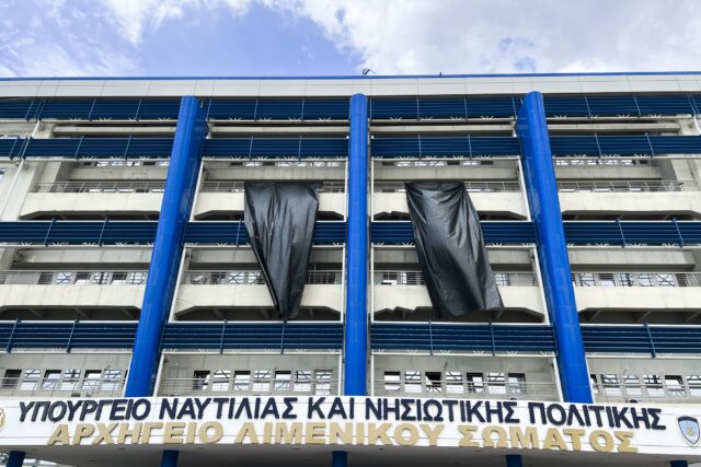 Εργατικό δυστύχημα στο Πέραμα: Δυναμική κινητοποίηση εργαζομένων – Μαύρο πανό στο υπουργείο Ναυτιλίας και Νησιωτικής Πολιτικής