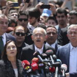 Πηγές του Κιλιτσντάρογλου αναφέρουν στο Reuters ότι ο αρχηγός της αντιπολίτευσης προηγείται με μικρή διαφορά του Ερντογάν