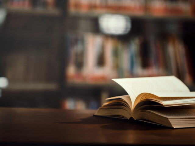 Πώς διασφαλίζει ο νόμος «το συμφέρον του τέκνου» που έχει καταγγείλει τον γονέα του για κακοποίηση;