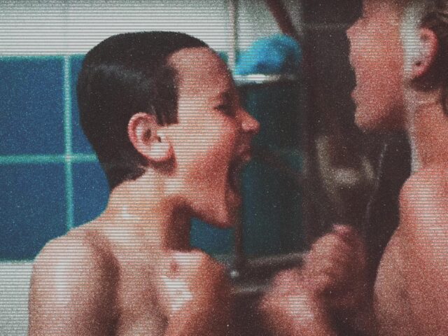 Τα αγόρια στο ντους, η δασκάλα στον τοίχο και η κοινωνία σε παραλήρημα